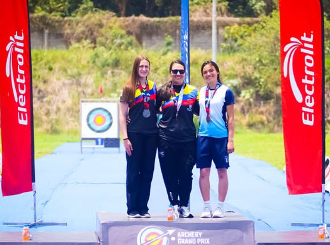 Ana María Rendón y Carolina Posada en el podio de Recurvo Femenino. Foto de Federación Salvadoreña de Tiro con Arco.