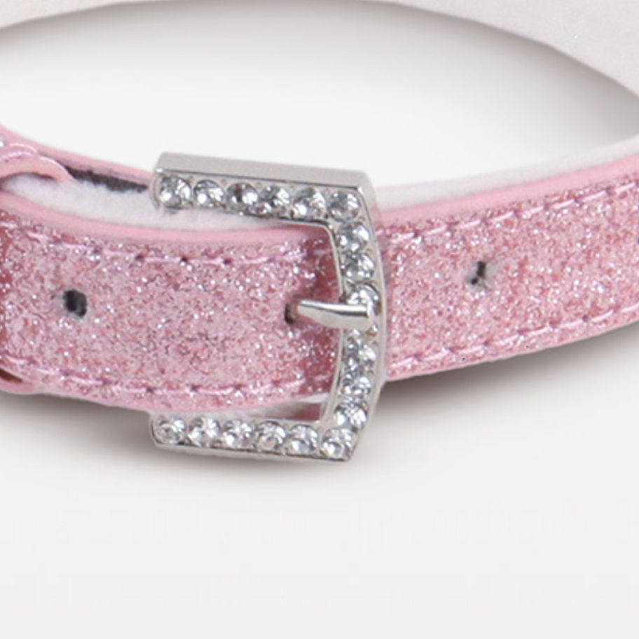 Detailaufnahme des rosaroten VIPDOG Hundehalsbands mit funkelnden Strasssteinen und hochwertiger Verarbeitung