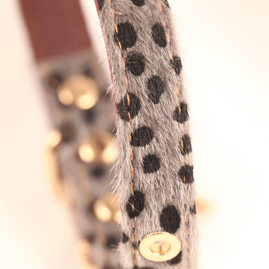 Detailansicht graues Hundehalsband & Leine Set im Leopardmuster – vipdogswiss