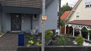 Neugestaltete Außenanlage mit Pflaster und Beeten in Kelkheim