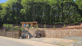 Hangbebauung mit Natursteinmauer aus Buntsandstein in Dunzweiler (Pfalz)