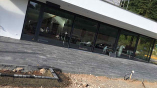 Schieferterrasse in Anthrazit an einer Villa