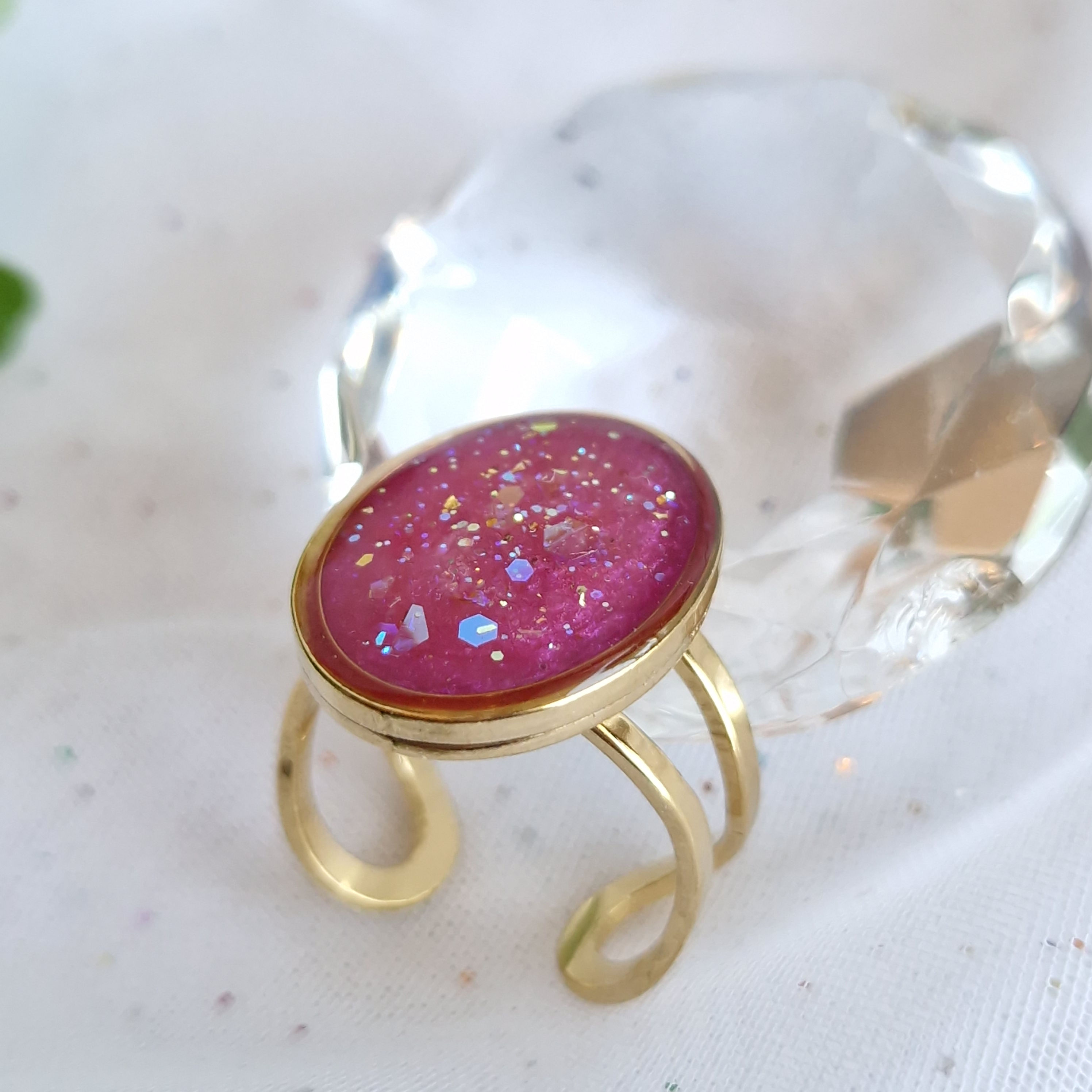 Bague romantique en résine scintillante rose fuchsia