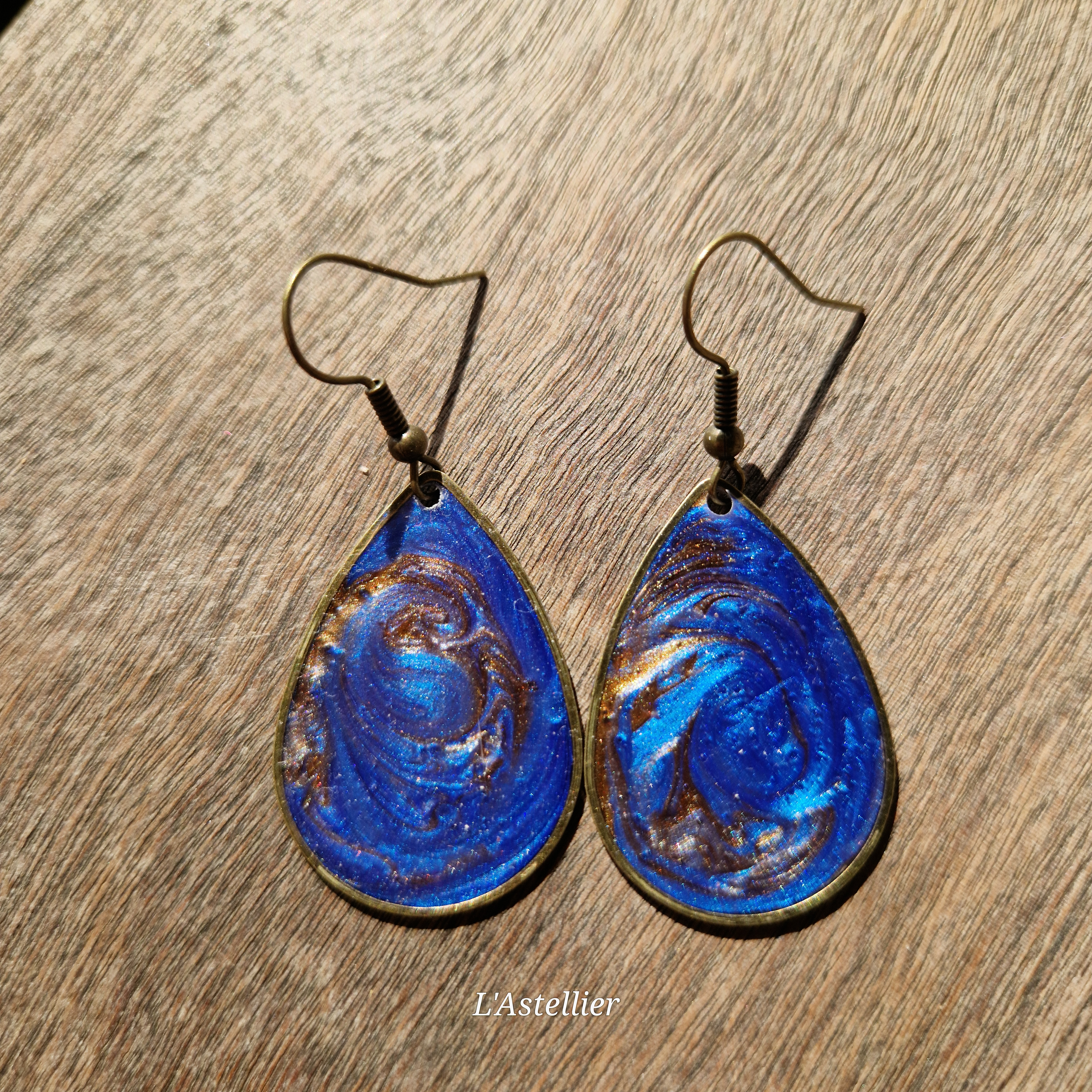 Boucles d'oreilles Gouttes en laiton, résine bleue bronze