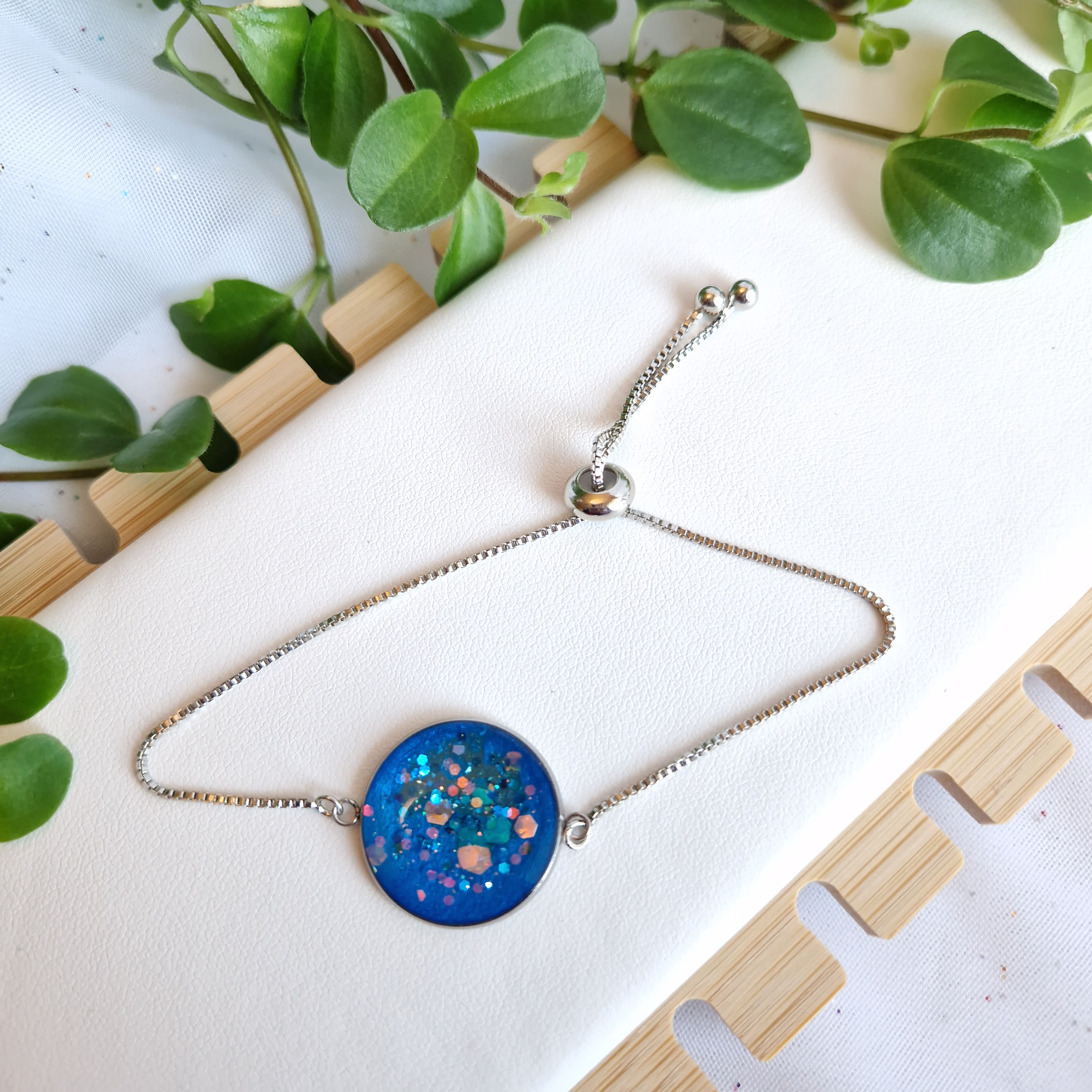 Bracelet argenté, bleu clair holographique