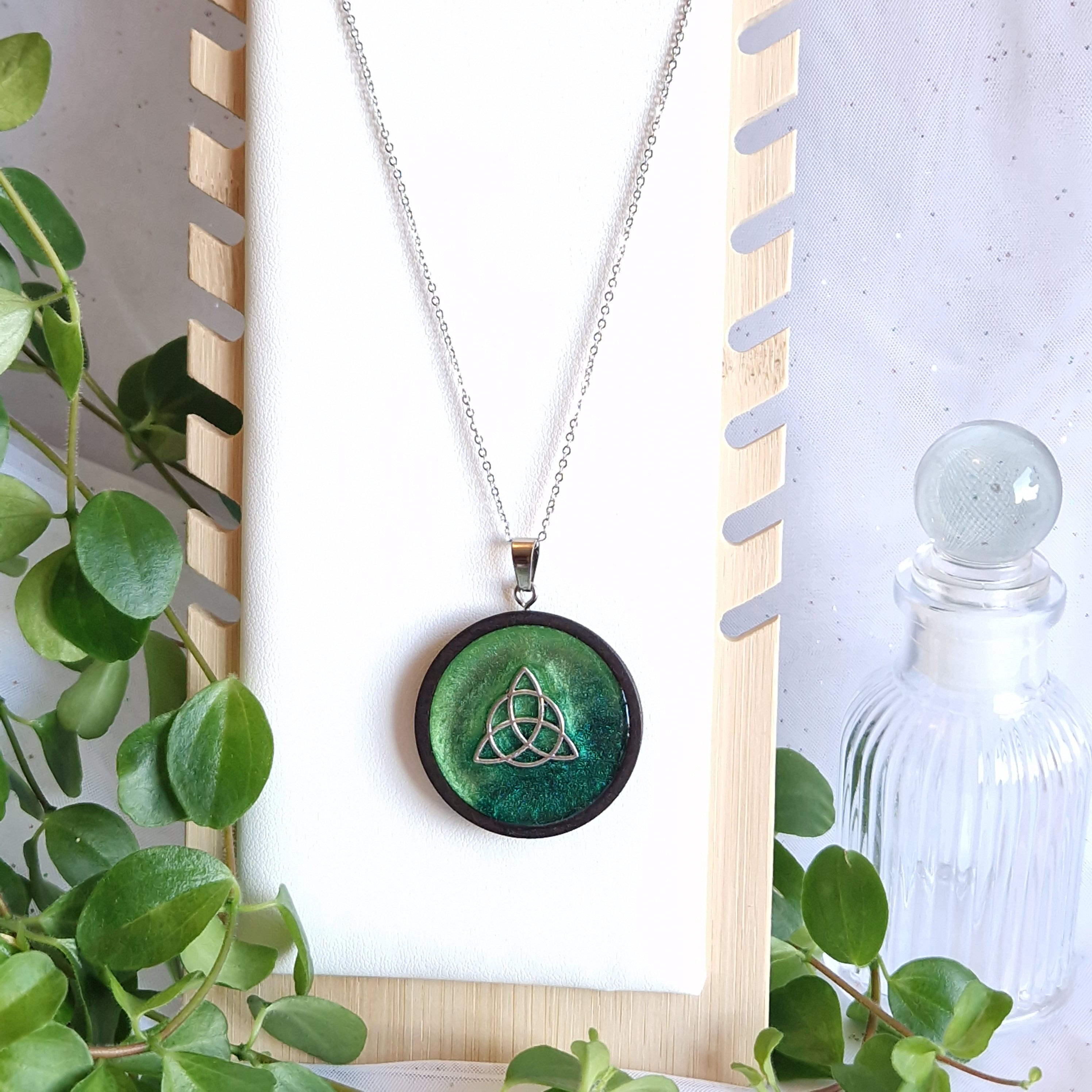 Pendentif Triquetra en bois et résine verte et acier inoxydable - Fait main