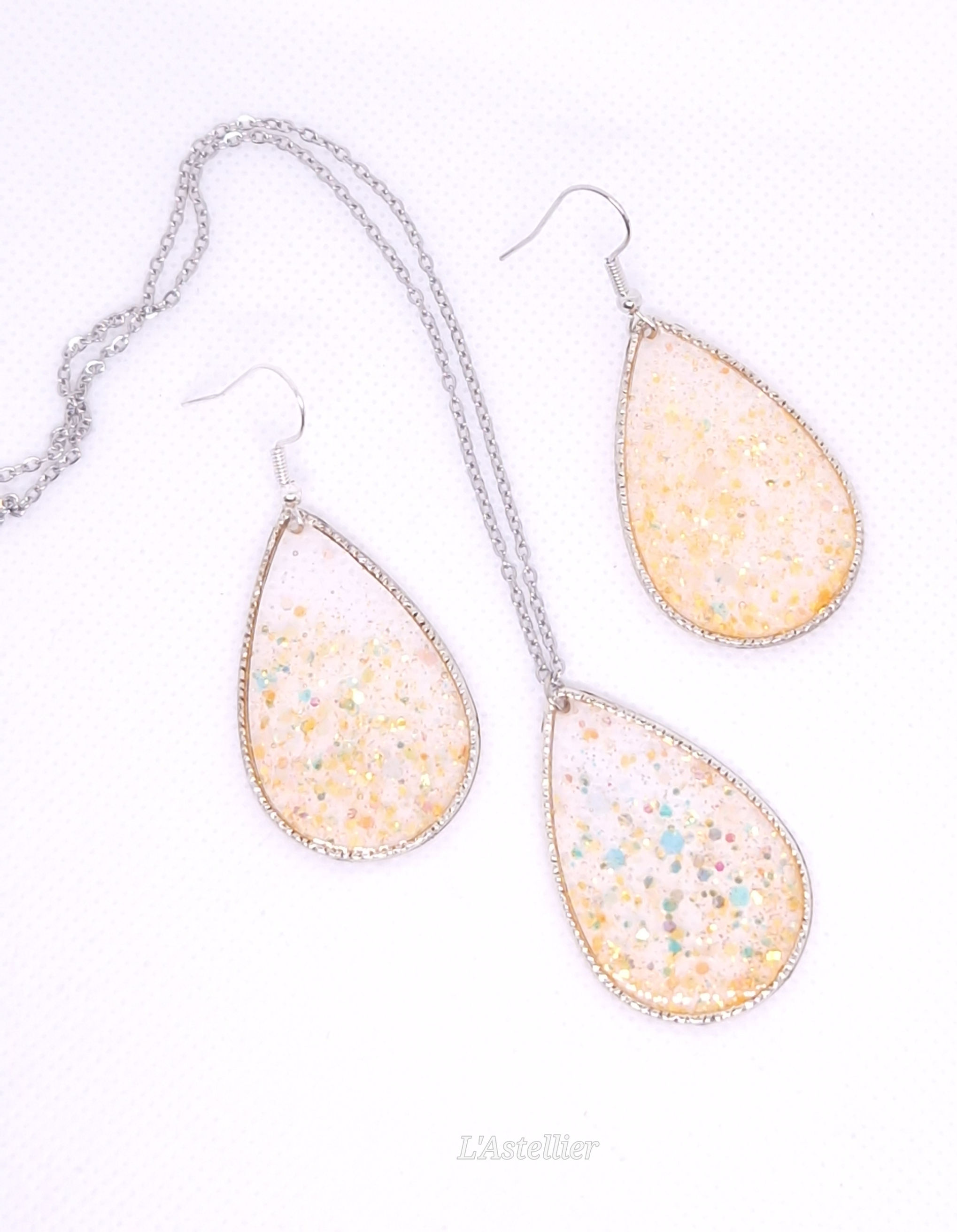 Parure Collier et Boucles d'oreilles Goutte argentée et paillettes orangé clair