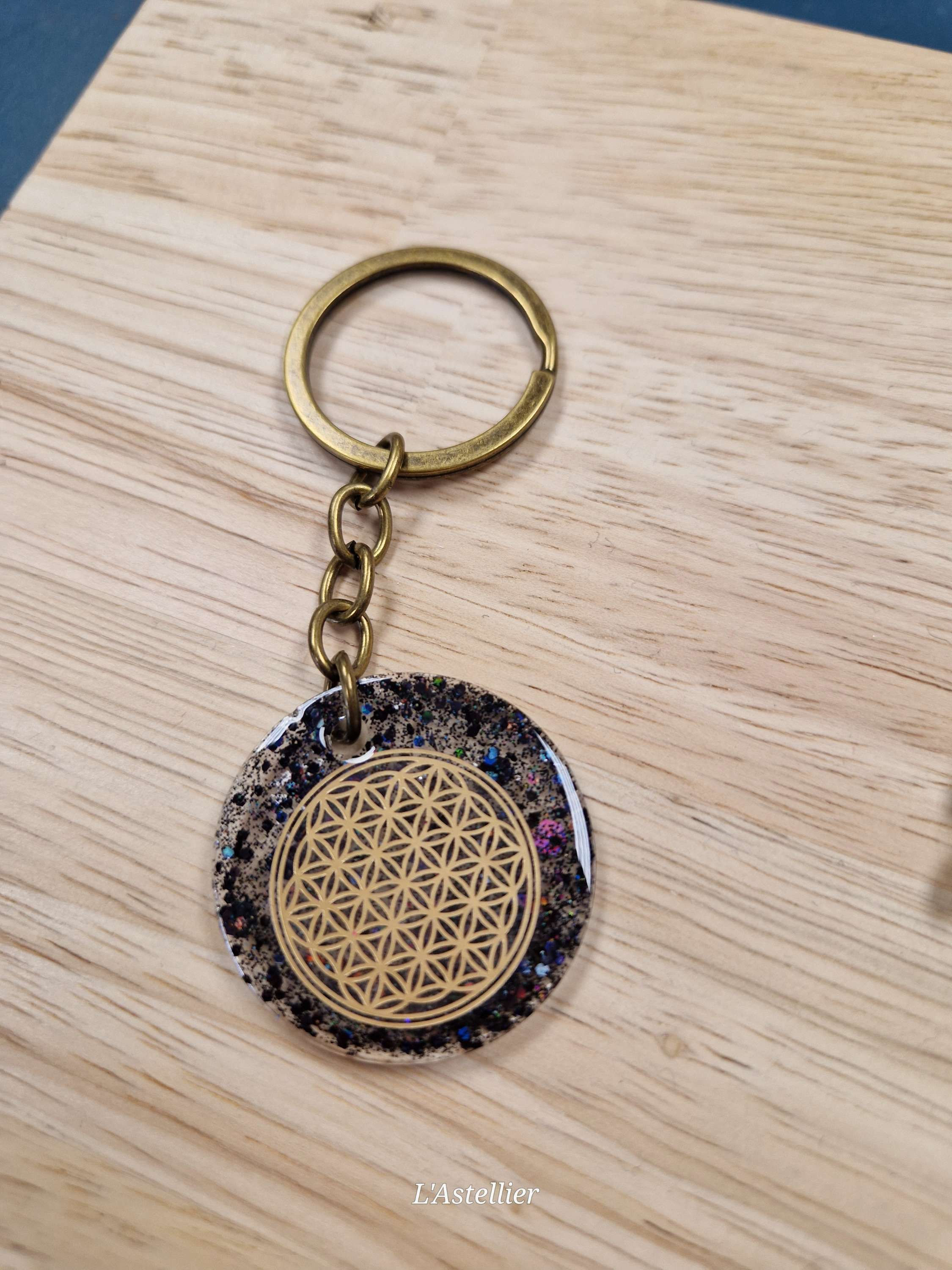 Porte-clés paillettes noires avec Fleur de vie dorée 