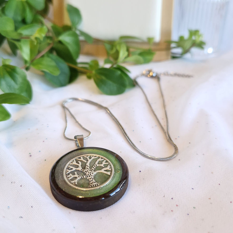 Miniature : Collier avec pendentif "Arbre de vie" et résine verte et argent - Fait main