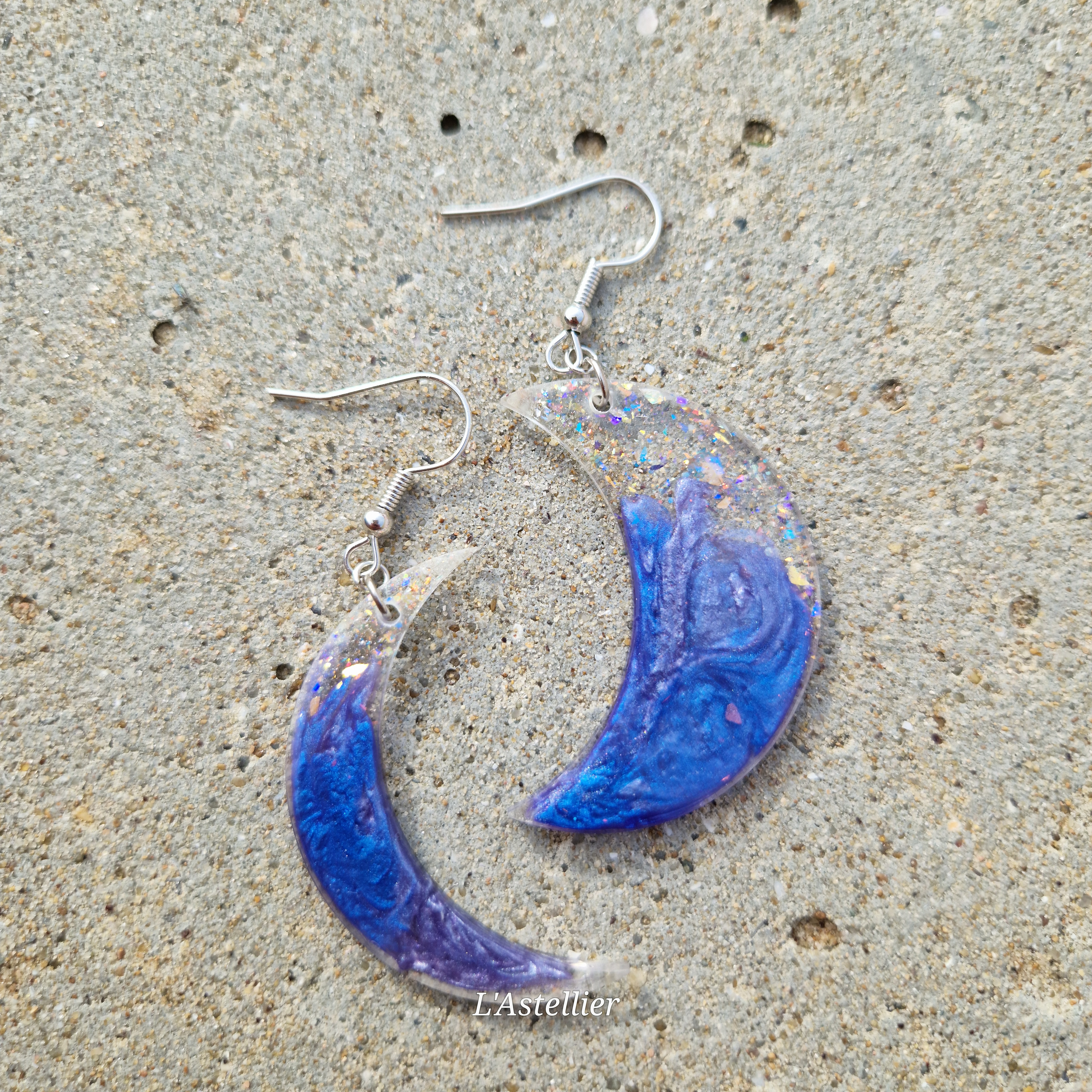 Boucles d'oreilles en forme de Lune. Paillettes et pigment bleu lavande