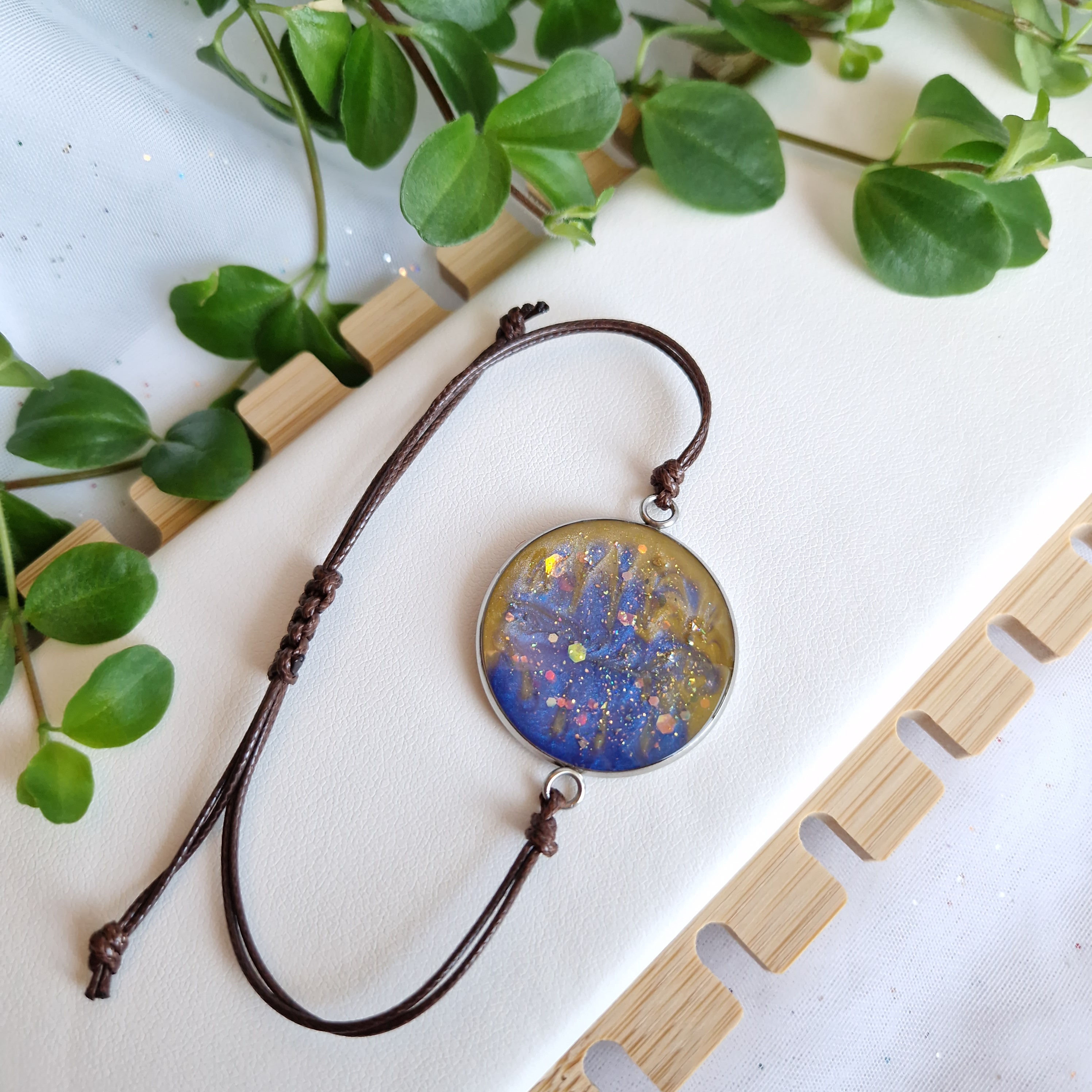 Bracelet cordon brun avec médaillon artistique - Bijou fait main