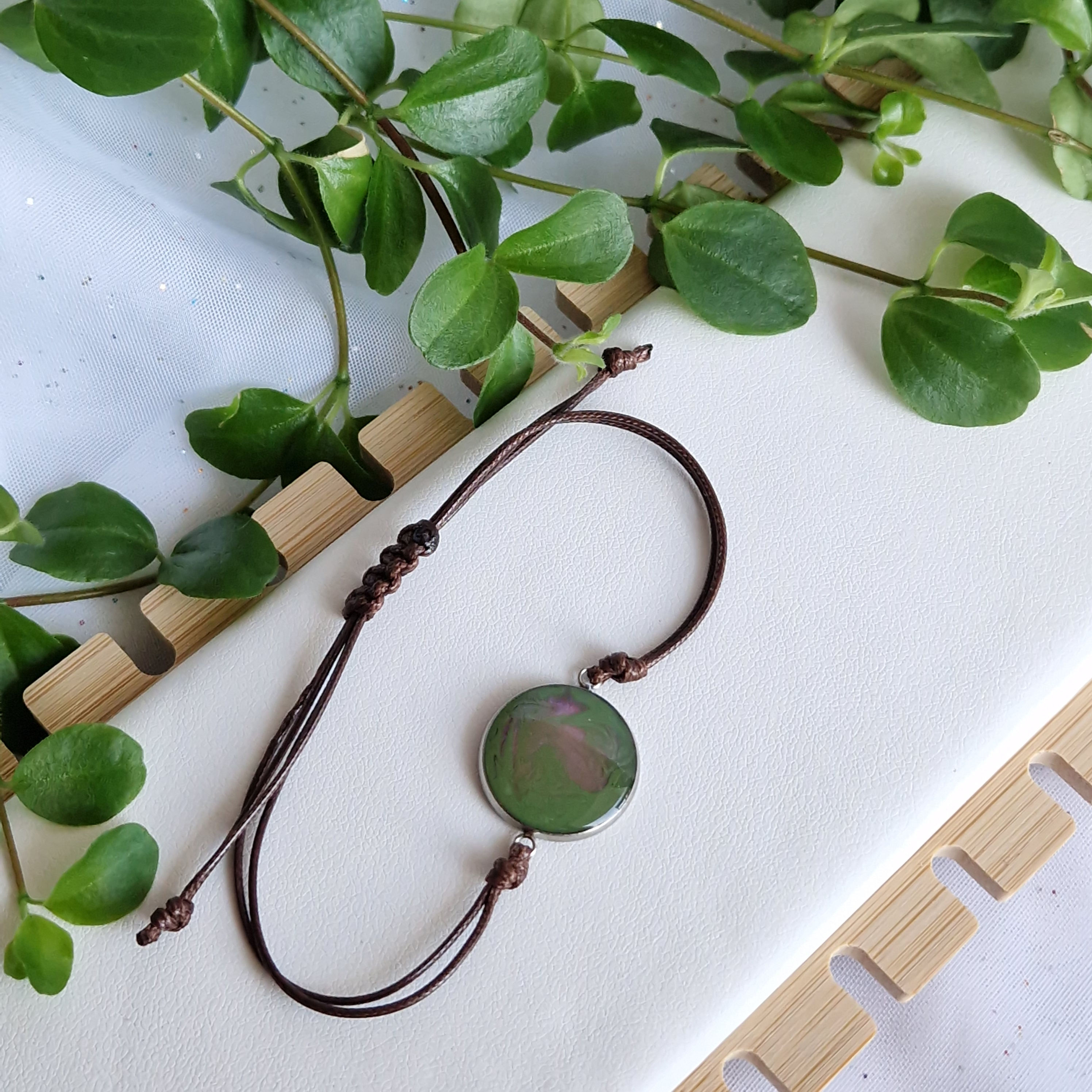 Bracelet cordon ciré et cabochon résine unique, vert et rose