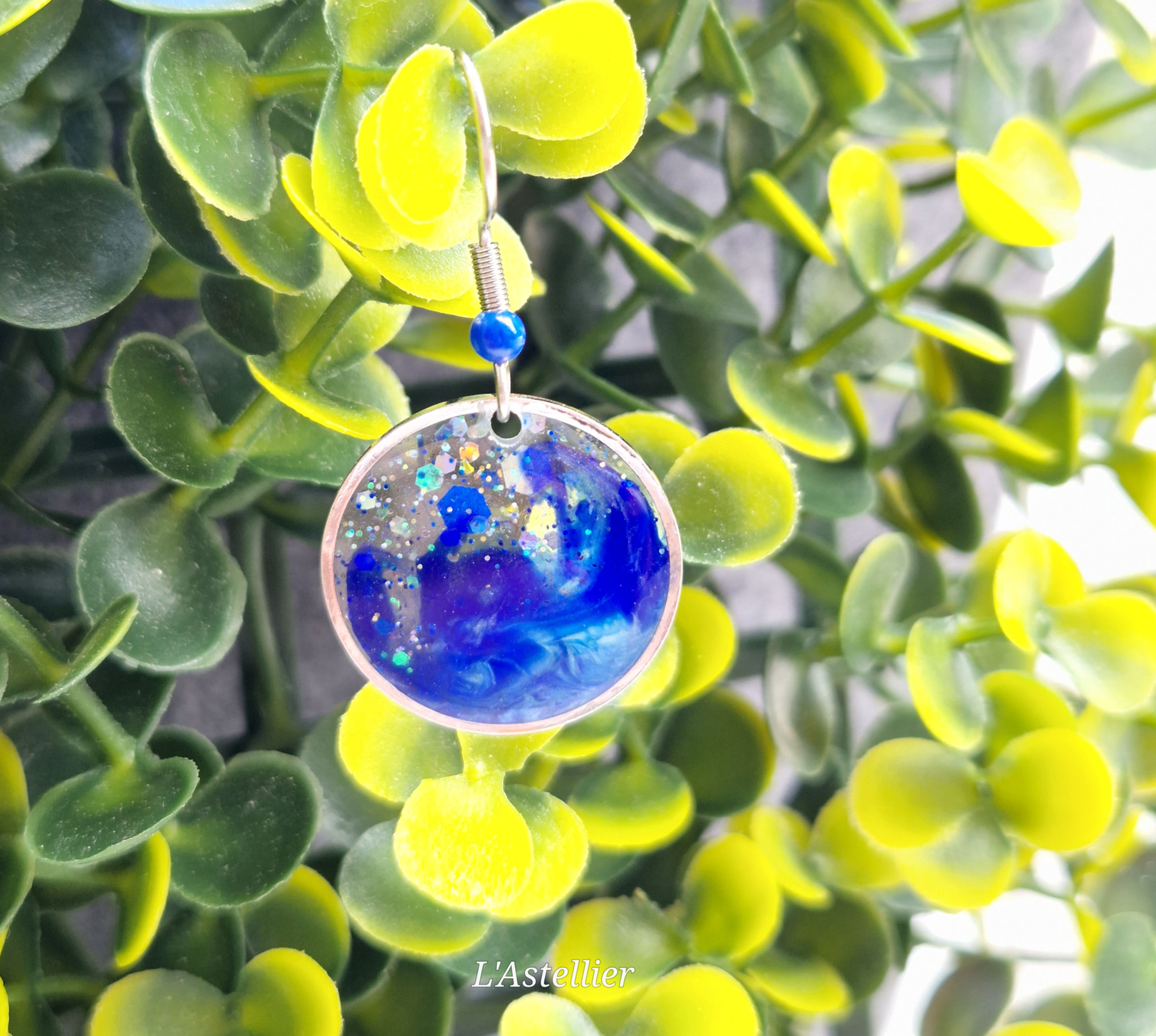Boucles d'oreilles cercles acier, résine bleue et paillettes