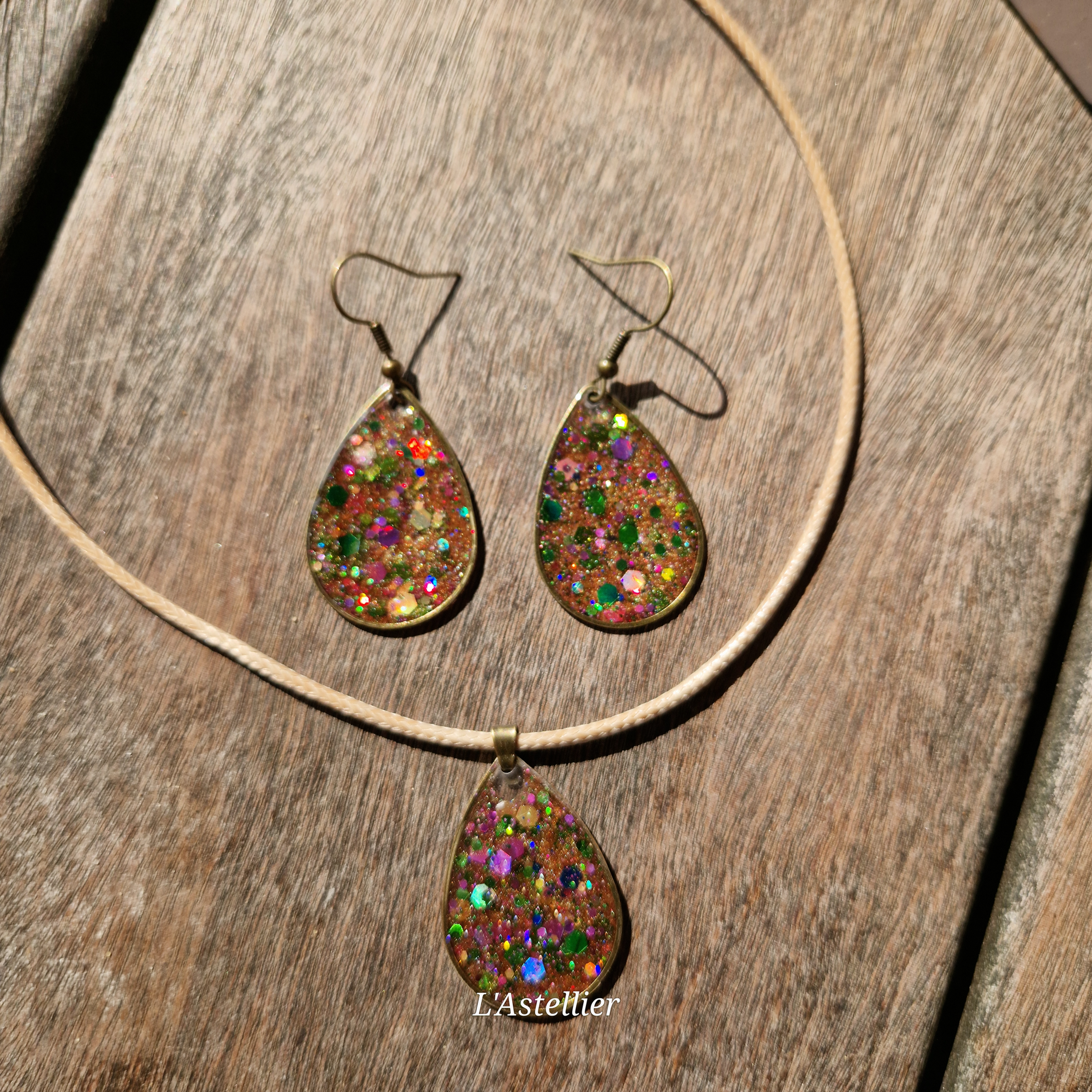Parure Collier et Boucles d'oreilles Bronze et paillettes multicolores
