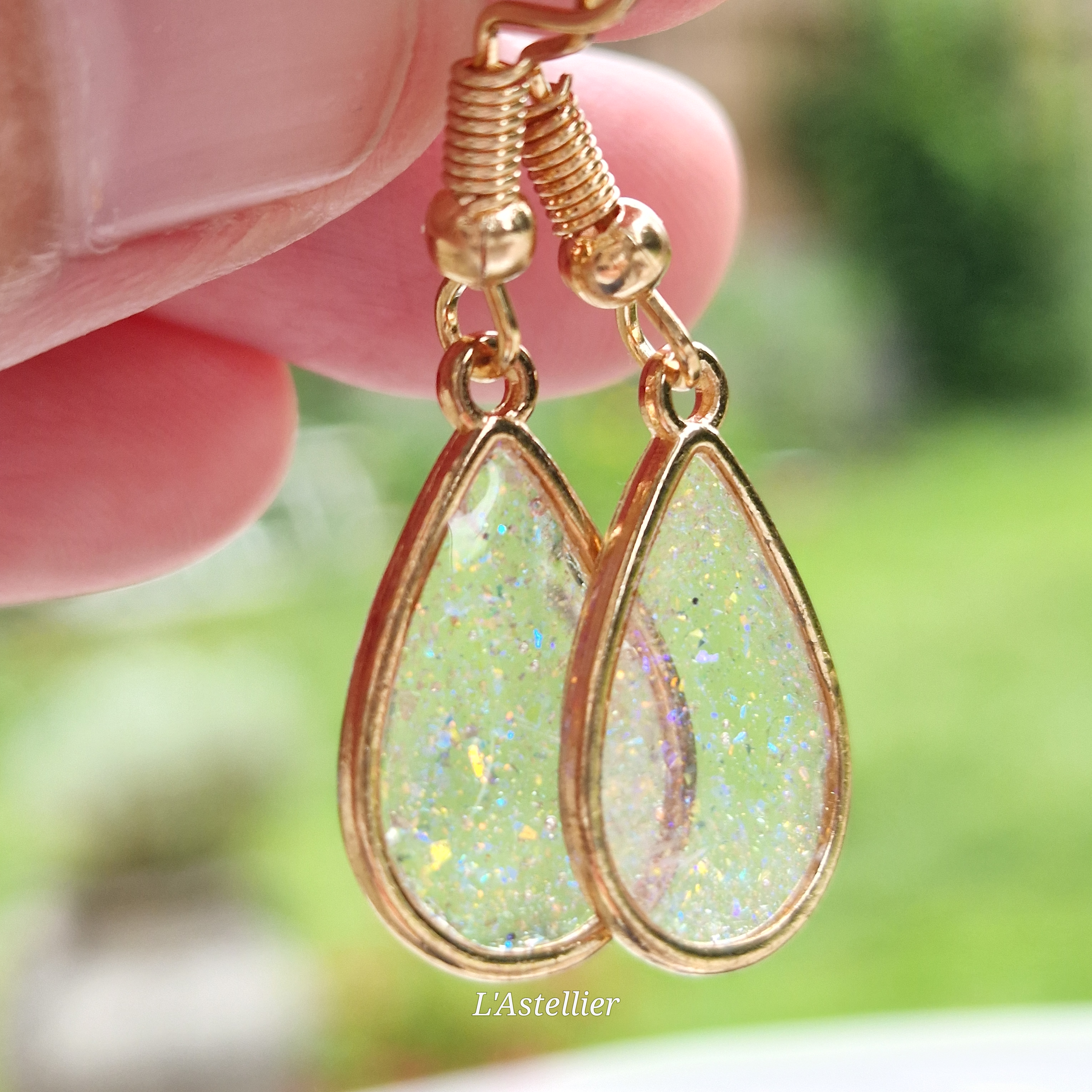 Boucles d'oreilles Gouttes dorées avec paillettes holographiques
