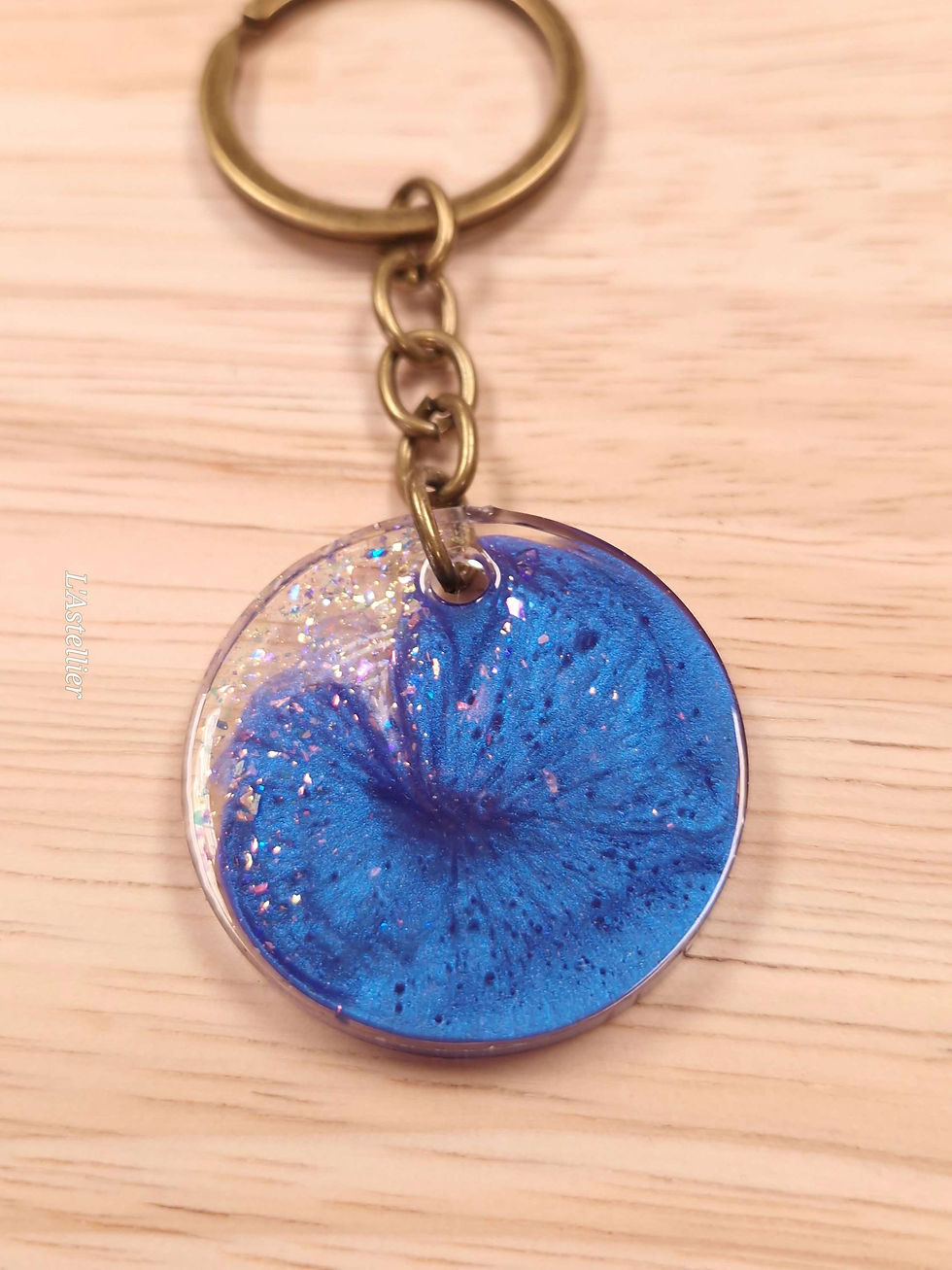 Miniature : Porte-clés bleu lavande avec Fleur de vie dorée 