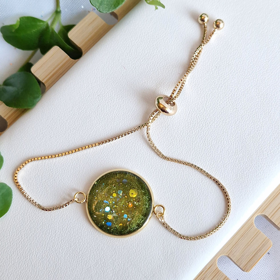 Miniature : Bracelet ajustable en chaîne fine dorée, médaillon en acier et résine verte