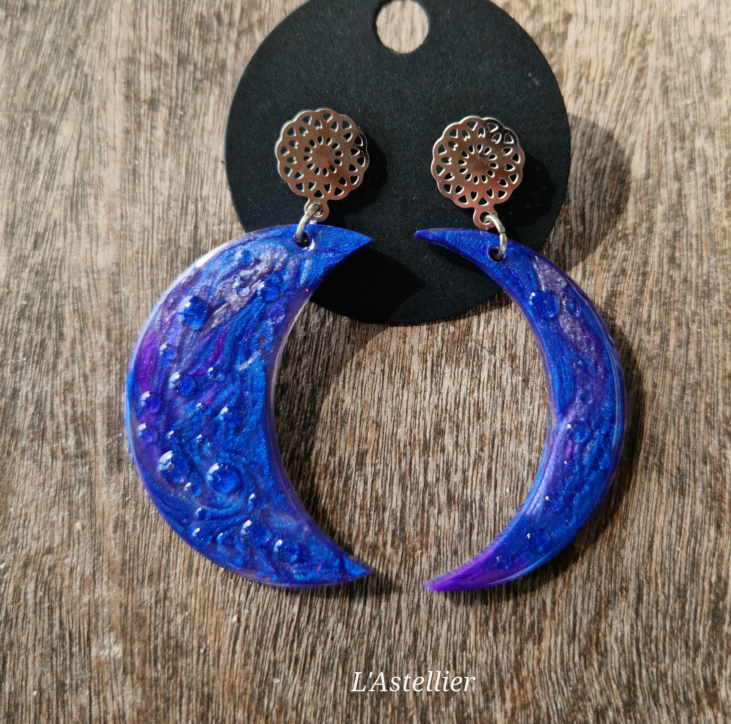 Boucles d'oreilles en forme de Lune. Bleu, gris lavande et violet