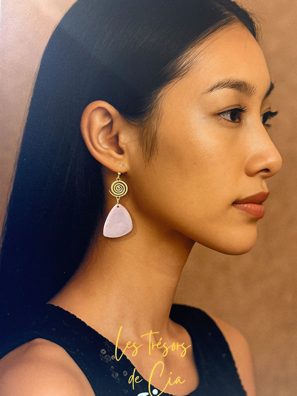Boucles d’oreilles rose poudré en argile polymère avec spirale dorée, portées, faites main en France – Les trésors de Cia