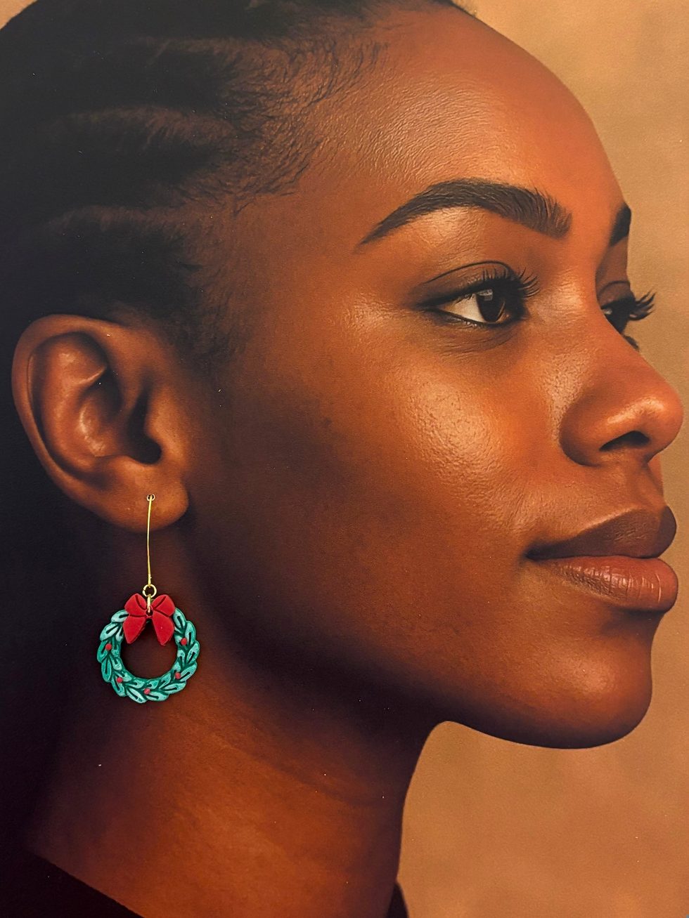 Boucles d’oreilles couronne de Noël portées par une femme – bijou en argile polymère Les Trésors de Cia