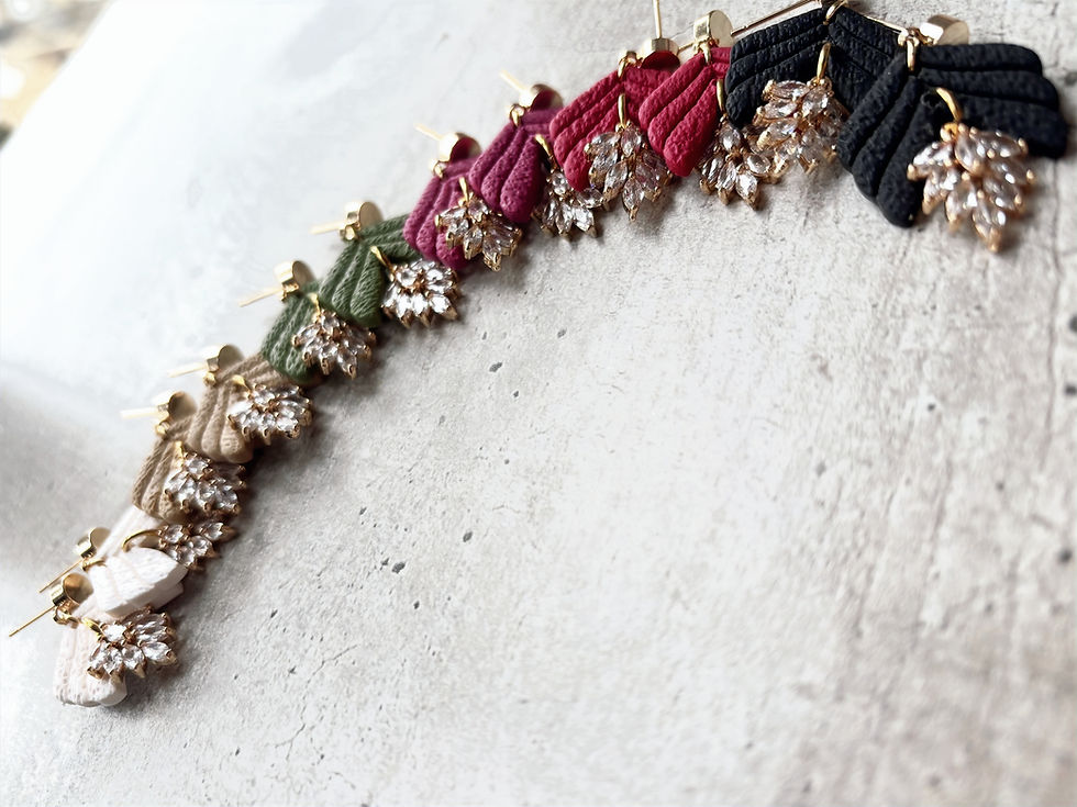 Ensemble de boucles d'oreilles feuilles colorés et pendentif doré