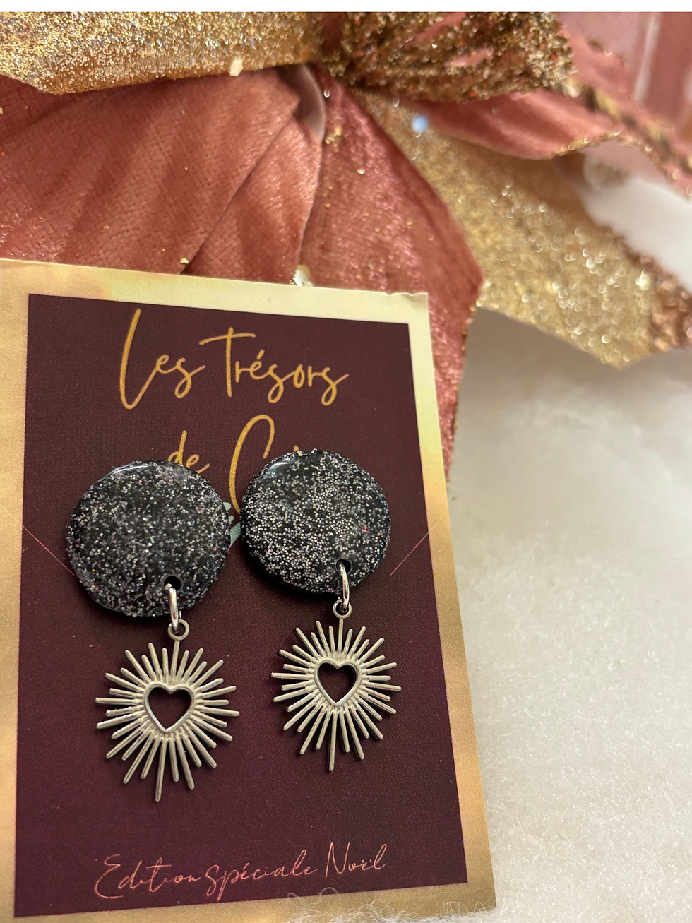 Boucles d’oreilles noires pailletées avec pendentif soleil argenté en forme de cœur – Les Trésors de Cia