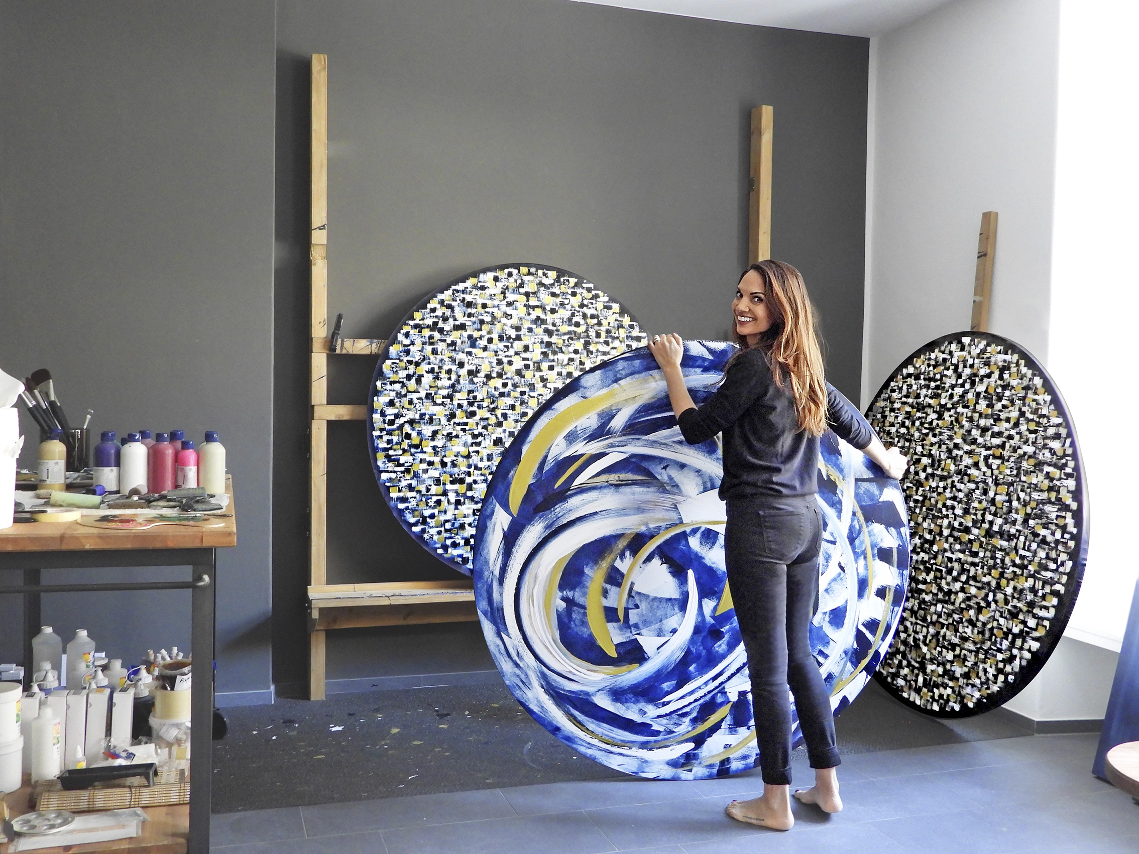 Anna Maier inihrem Atelier in Zürich