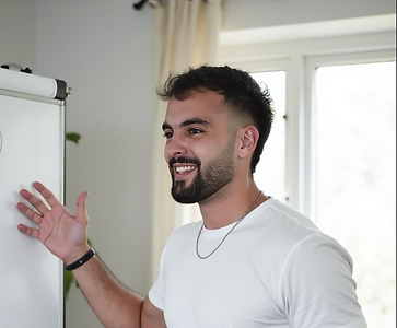 מורה למתמטיקה מסביר מול לוח