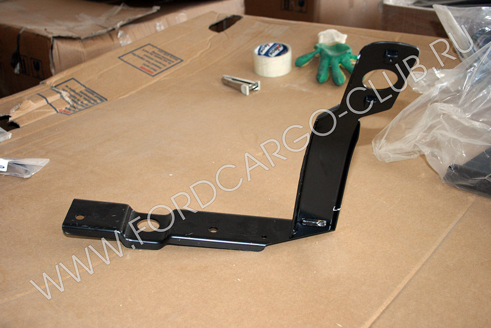 DC46-15444-CC-N T212283 КРОНШТЕЙН ГАБАРИТНОГО ФОНАРЯ (У БАКА МОЧЕВИНЫ) ДЛЯ ФОРД КАРГО