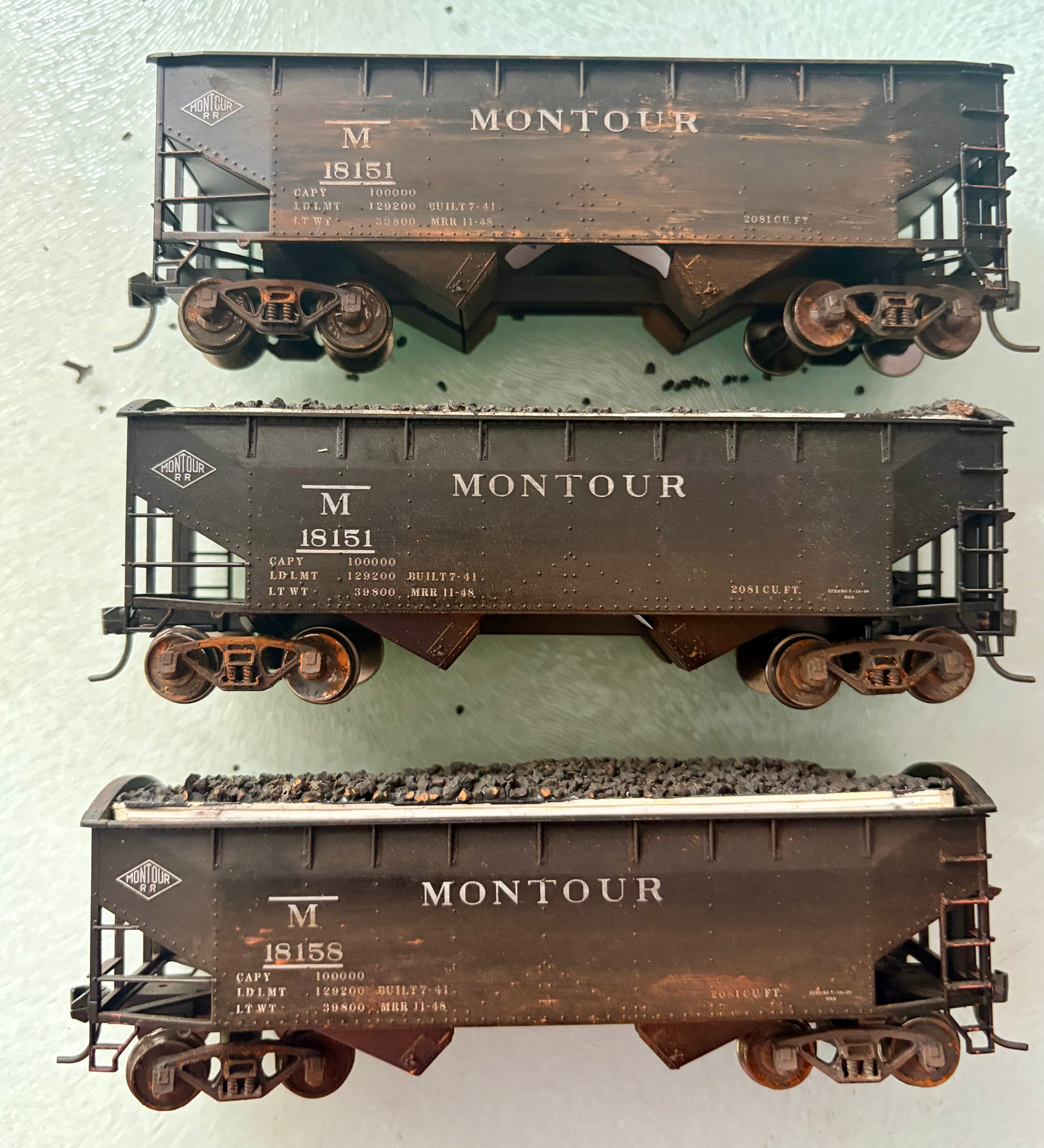 MONTOUR - AAR Standard 2 Bay Hopper Car with Coal Loads x 3 - HO