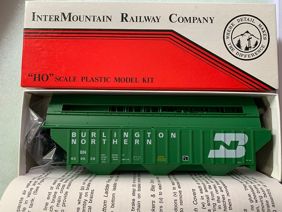 Burlington Northern 4750 cu ft  Covered Hopper  - HO - Intermountain 40302-17