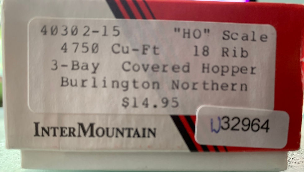 Burlington Northern 4750 cu ft  Covered Hopper  - HO - Intermountain 40302-15
