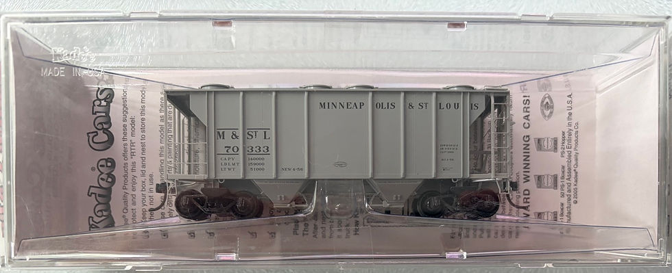 Thumbnail: Minneapolis & St Louis - PS-2 2003 cu ft 2 Bay Covered Hopper Car - Kadee 8318