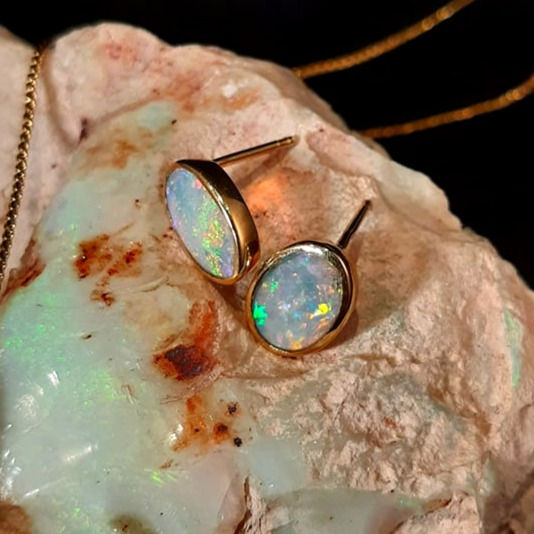 Миниатюра: Серьги-гвоздики с твердым кристаллом и опалом