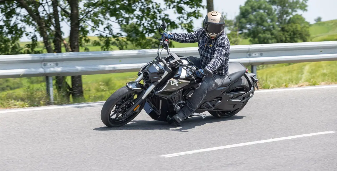 b-f_W3012728-benda-lfc-700-test-der-verrueckteste-cruiser-mit-310er-reifen-638862585935577