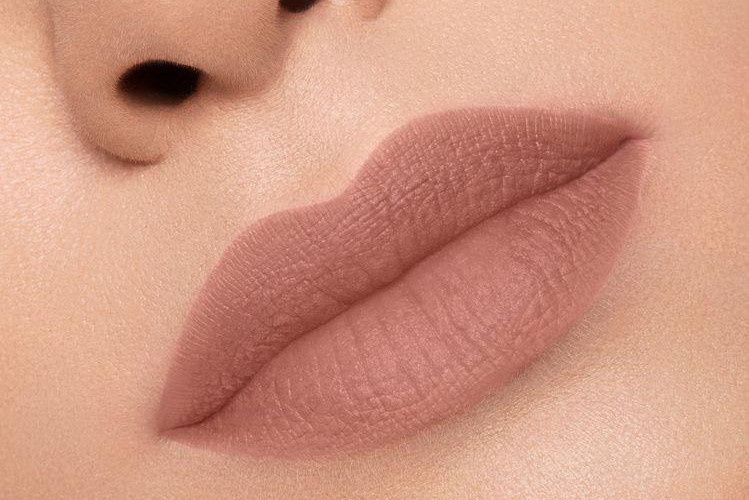 foto tersebut merupakan Nude Look Lipstik agar lipstik terlihat lebih natural