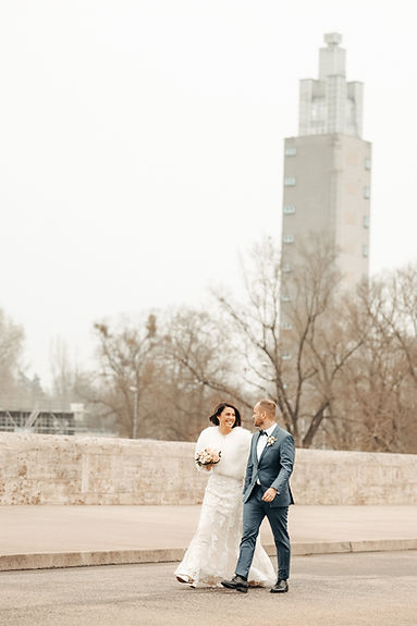 Ein Brautpaar läuft im Stadtpark vor dem Albinmüller-Turm.