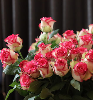 Ein Blumenstrauß bestehend auf weißen und roten Rosen. Dieses Bild wurde im Maritim Hotel Magdeburg beim Abibal 2023 aufgenommen.