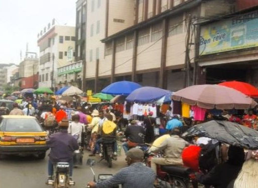 Douala 2 : Polémique autour de la gestion des espaces marchands par la maire Denise Fampou