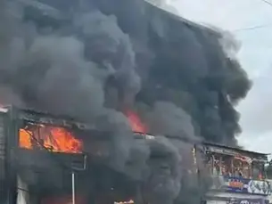 Douala : un incendie ravage le marché chinois de Douche Akwa