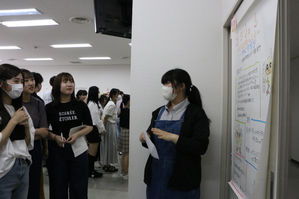 「心理学概論」の授業でポスター発表会を行いました