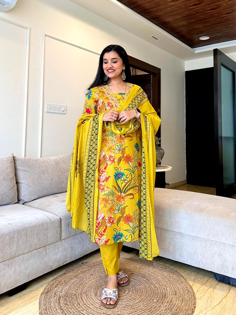 थंबनेल: RANG BHOOMI - YASHVI COTTON KURTI SET WITH FLORAL PRINTS - LILLEMART.COM