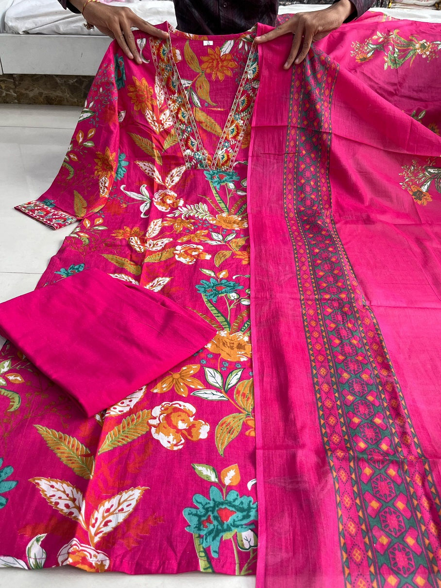 थंबनेल: RANG BHOOMI - YASHVI COTTON KURTI SET WITH FLORAL PRINTS - LILLEMART.COM