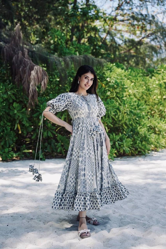 थंबनेल: RANG BHOOMI - MUSLIN BLACK & WHITE MAXI GOWN - LILLEMART.COM