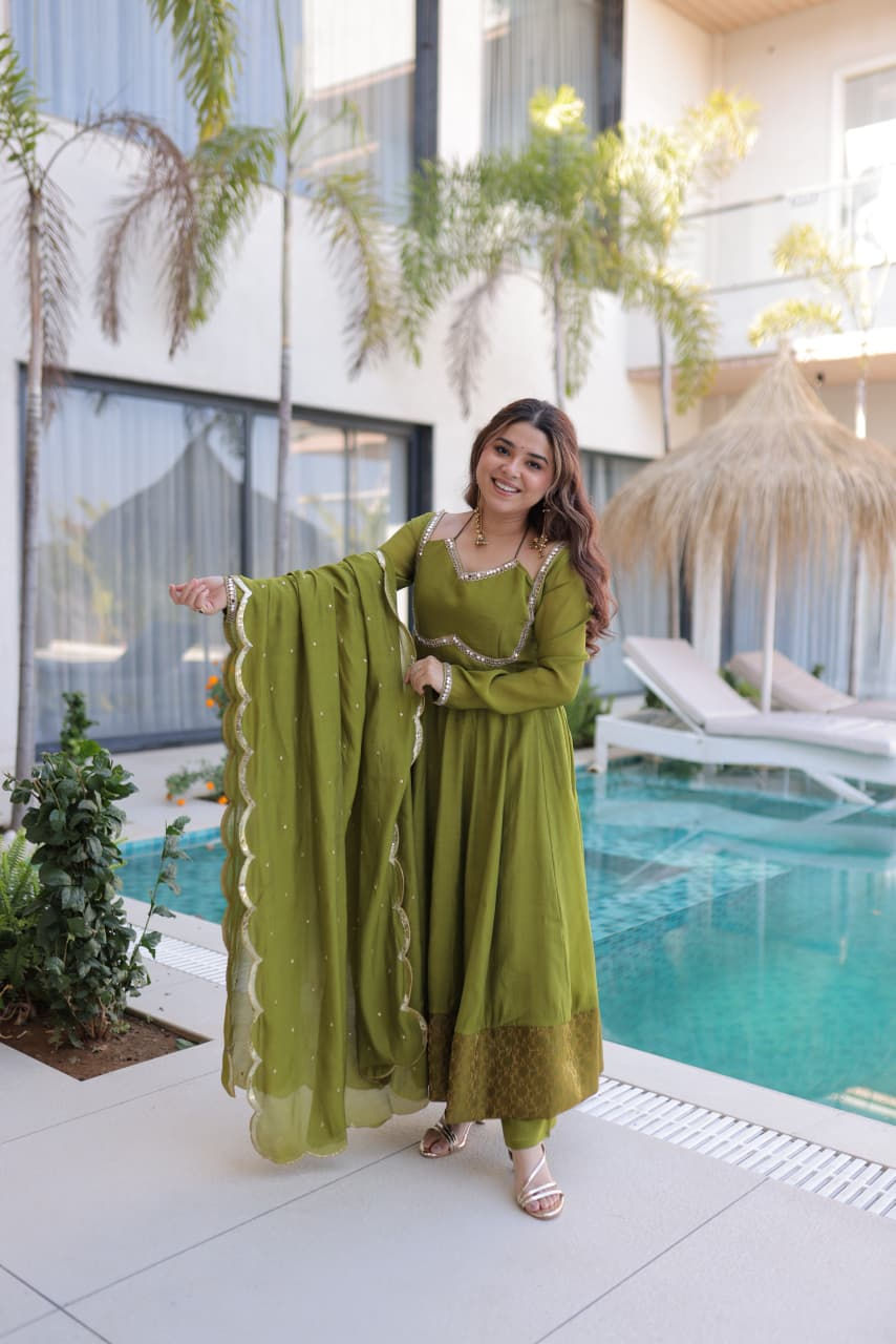 थंबनेल: RANG BHOOMI - DESIGNER MUL CHANDERI KURTI PANT DUPATTA SET