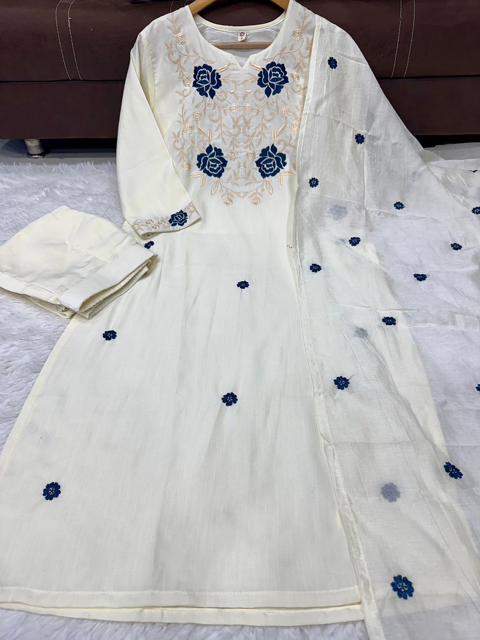 थंबनेल: RANG BHOOMI - RAYON SLUB SUIT WITH EMBROIDERY - LILLEMART.COM
