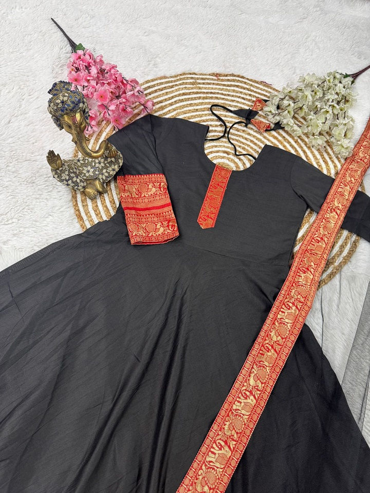 थंबनेल: RANG BHOOMI -  BLACK KURTI WITH ZARI BORDER - LILLEMART.COM