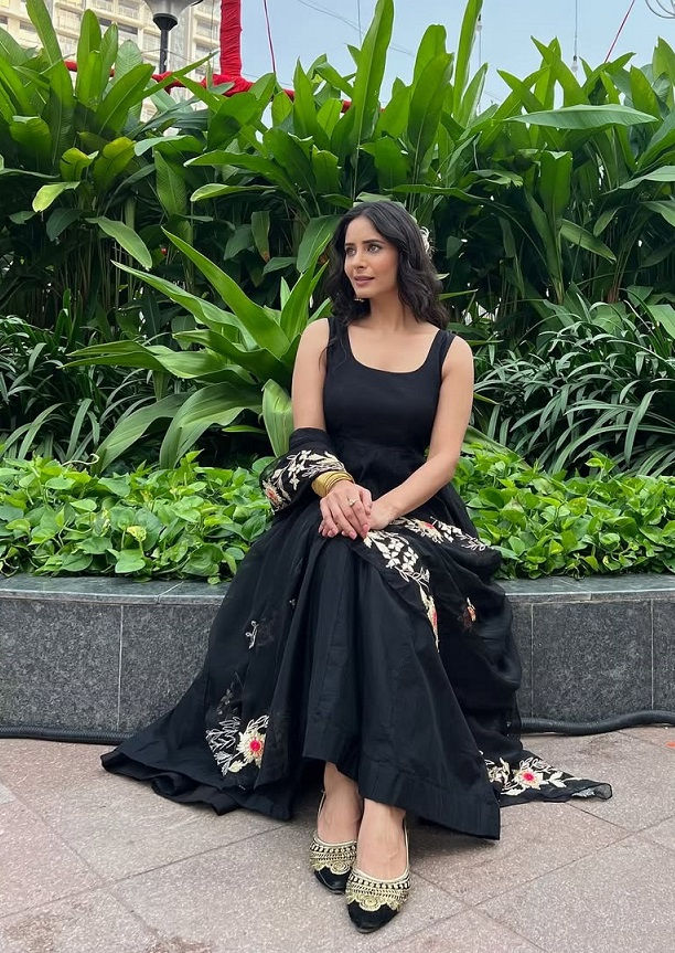 थंबनेल: RANG BHOOMI - BLACK CHINON SUIT - LILLEMART.COM