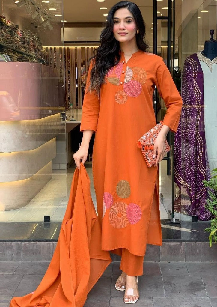 Thumbnail: RANG BHOOMI - COTTON KURTI SET WITH GRAPHIC EMBROIDERY - LILLEMART.COM