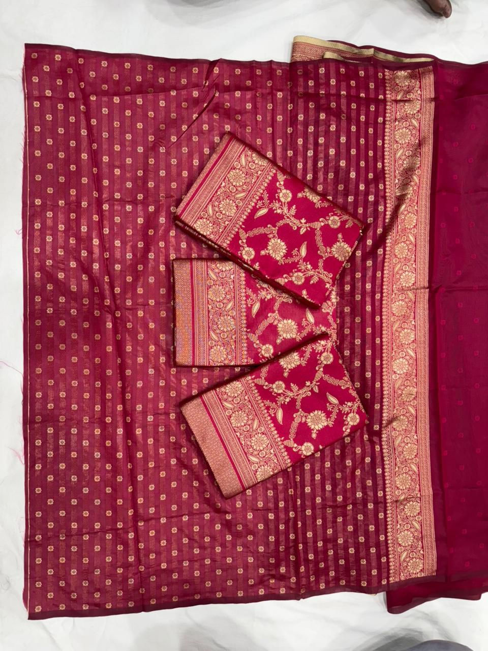 थंबनेल: RANG BHOOMI - JACQUARD WEAVE BANARASI SOFT SILK SAREE - LILLEMART.COM